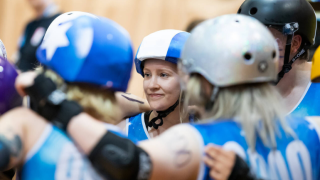 Roller derbyn pelaajia.