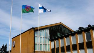 Romanilippu liehuu kaupungintalon edustalla