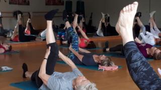 Ryhmäliikuntatunti kuntosalissa.