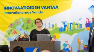 Säde Tahvanainen seisoo kaupunginvaltuuston kokoussalissa vastavalittuna valtuuston puheenjohtajana.