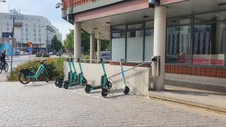 Sähköpotkulautojen pysäköintiruutuja Tikkurilan Asematiellä