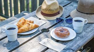 Kesäisiä kahvilan herkkuja Kuusijärvellä.