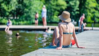 Ihmisiä Kuusijärvellä auringossa.