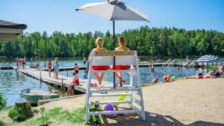 Uimavalvojat rannalla.