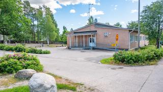 Askiston koulu kesällä.