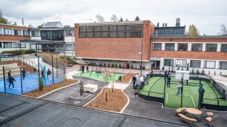 Bild från Helsinge skolornas gård.