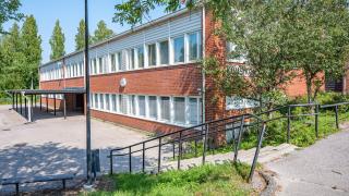 Kuusikon koulurakennus.