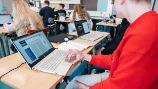 Opiskelijoita luokassa