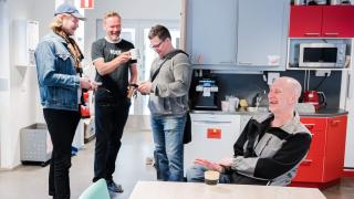 Opettajia opettajahuoneessa.