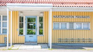 Näätäpuiston keltaiseksi maalattu puinen päiväkoti.