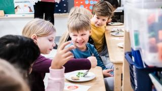 Eskarilaiset maistelevat palkokasveja Pakkalanrinteen päiväkodin reseptipajassa.  