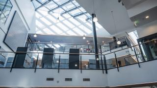 Tikkurilan lukion sisätiloja