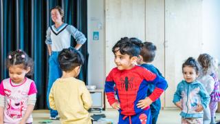 Lapset leikkivät liikuntasalissa.