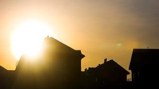 Kuvituskuva, jossa hehkuva aurinko paistaa vastavaloon.