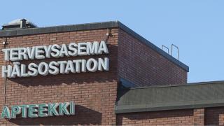 Terveysaseman katto ja taivas.