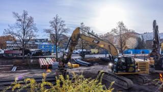 Rakennustyömaa puolipilvisellä säällä. 