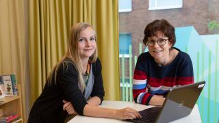 Päiväkodin aikuiset pöydän ääressä.