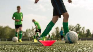 Jalkapalloilijoita kentällä