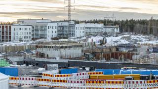 Elmon uimahallityömaa kuvattuna talvella 2025.