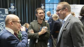 Sisäministeriön valtiosihteeri Juha Martelius, Nordic Safe Cities -verkoston toiminnanjohtaja Jeppe Albers ja Vantaan kaupunginjohtaja Pekka Timonen Nordic Safe Cities -konferenssissa.