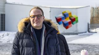 Pekka Timonen Heurakan edessä talvella.