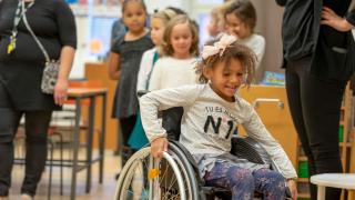 Lapsi pyörätuolissa