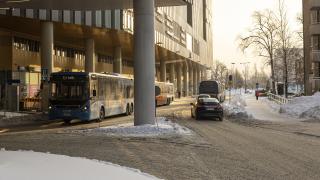 Autoja talvella Tikkurilan keskustassa.