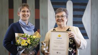 På bilden från vänster är verksamhetsledare Katja Salojärvi och styrelsemedlem Lisbeth Lärka från NoS rf. 