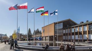 Eri maiden lippuja kaupungintalon ulkopuolella