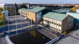Vantaan kaupungintalo ylhäältä päin kuvattuna