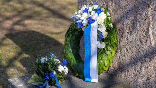 Seppele ja sinivalkoiset kukat