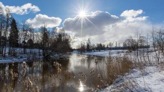 Talvinen ja aurinkoinen maisema.