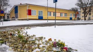 Minnesljus framför Viertola skola.