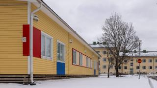 Viertolan koulun Jokiniemen toimipiste ympyröitynä poliisin nauhalla.