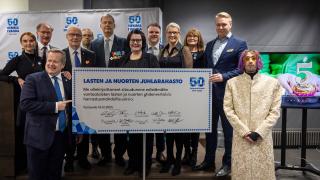 Kaupunginvaltuusto ja juhlasekki.