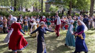 Tanssiryhmä keskiaikaisissa asuissa.