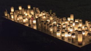 Kynttilöitä muistopaikalla.