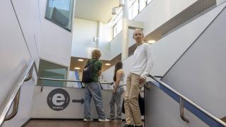 opiskelijoita lukion portaikossa