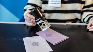 Alue- ja kuntavaalien äänestyslipukkeita leimataan. 