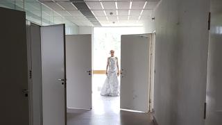 Nykytanssiteos Surussa näyttää surun monet kasvot, sen haikeuden ja jopa julman kauneuden. 