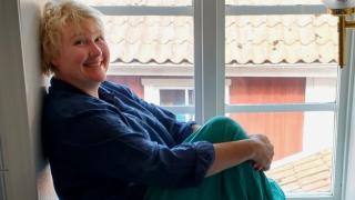 Sanni istuu ikkunalaudalla.