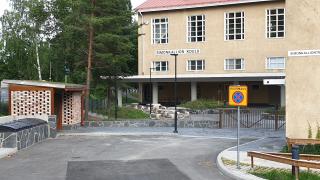 Simonkallion koulun piha ja rakennukset.