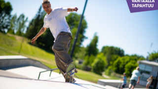 Skeittaaja Myyrmäen puistossa.