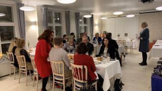 Sosiaali- ja terveyslautakunta nautti illallista viimeisen kokouksensa päätteeksi. Vuoden 2023 alusta sosiaali- ja terveyspalvelut siirtyvät Vantaan ja Keravan hyvinvointialueelle.