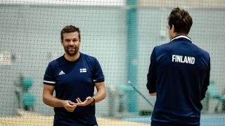 Janne Lång tummansinisessä paidassa sulkapallokentällä.