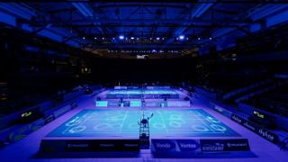 Sulkapallon MM-kisan halli sinisessa taidevalossa.