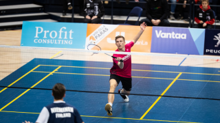 Kaksi henkilöä pelaa sulkapallon SM-kilpailussa.