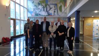 Svenska kommitténin jäsenet 2025-2027, kuvassa vasemmalta oikealle Magnus Forsberg, Jenni Alasuutari (jäsen 15.12.2025 asti), Carola Bäckström, Patrik Karlsson (puheenjohtaja), Barbara Westman (varapuheenjohtaja), Risto Pyhältö, Tuula Kinos ja kaupunginhallituksen jäsen Tuula Panula