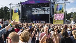 Tikkurilan festivaalin iloinen yleisö ja lava.