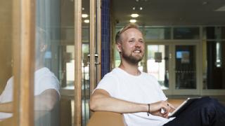 Asiantuntija istuu sohvalla.